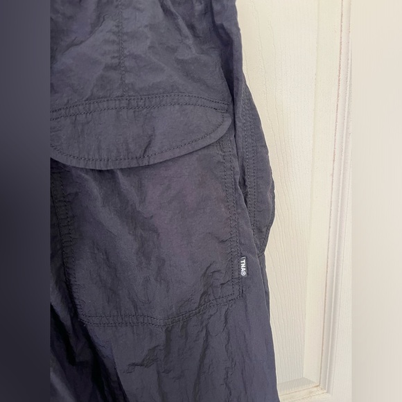 Aritzia TNA Black Relaxed Fit Lightweight Drawsyting Elastic Waist Pockets - Picture 4 of 6